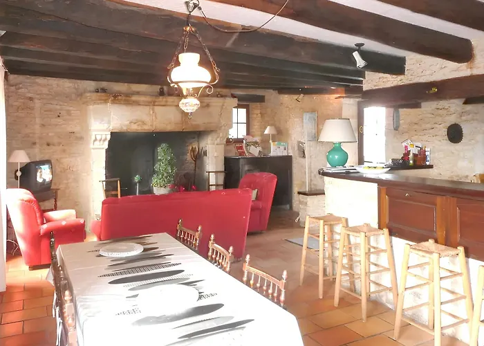 Maison Charmante à Avec Piscine Partagée Lavercantière