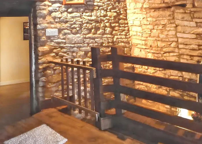 Hébergement de vacances Maison Charmante à Avec Piscine Partagée *