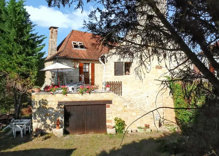 Maison Charmante à Avec Piscine Partagée Lavercantière