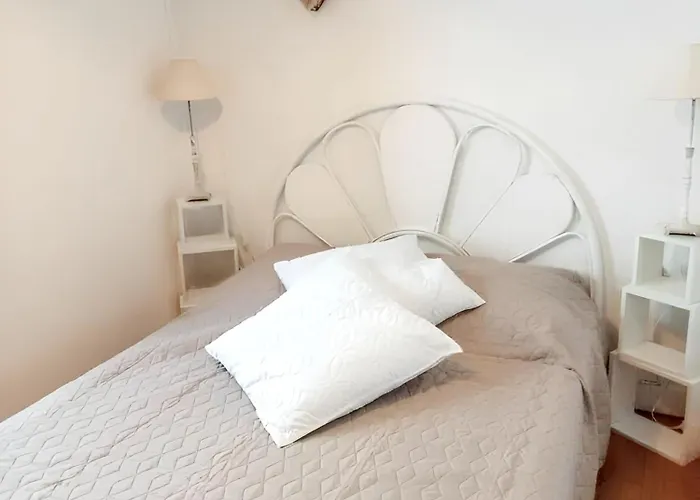 Hébergement de vacances Maison Charmante à Avec Piscine Partagée *