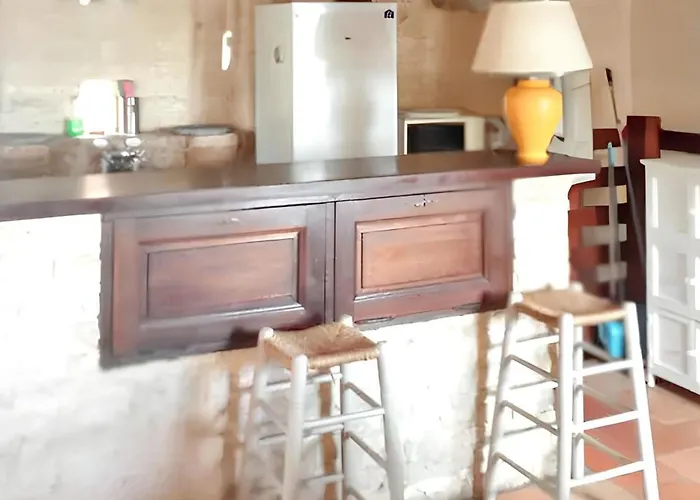 Maison Charmante à Avec Piscine Partagée