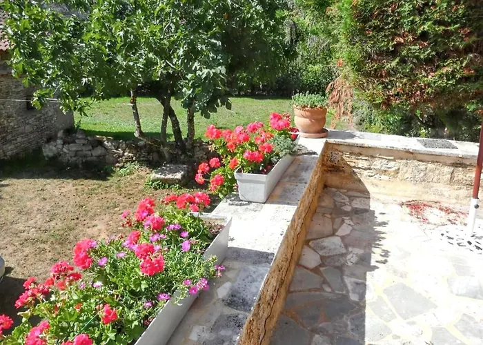 Hébergement de vacances Maison Charmante à Avec Piscine Partagée