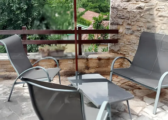 Hébergement de vacances Maison Charmante à Avec Piscine Partagée *